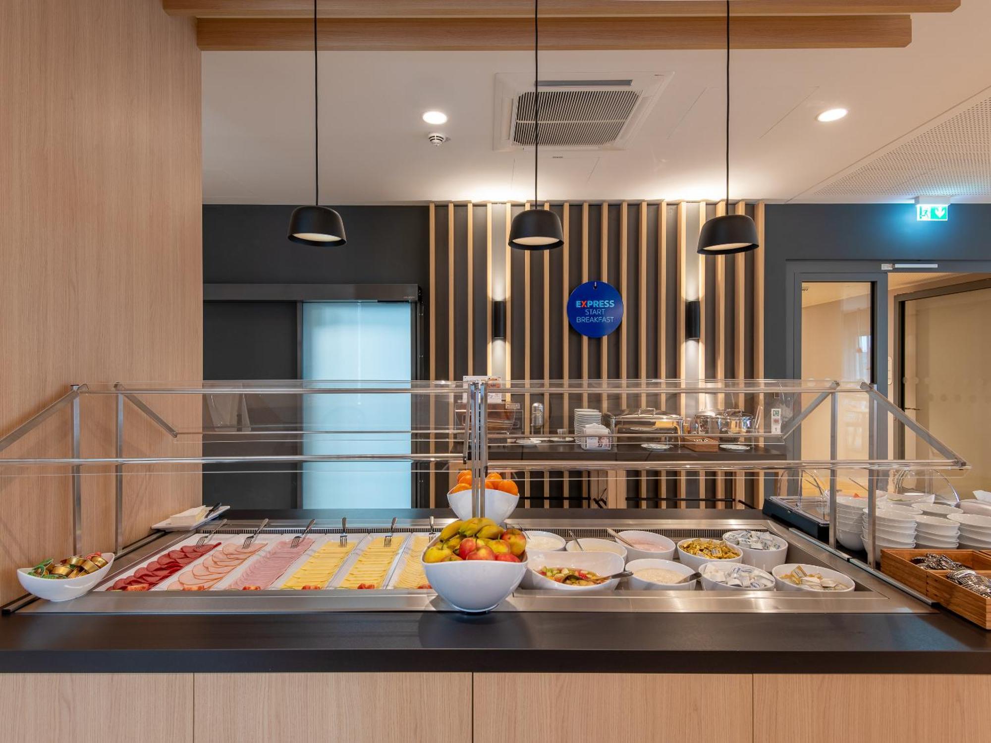 Holiday Inn Express Heilbronn By Ihg Экстерьер фото
